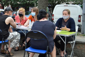 A Blahán a szökőkút mellett várja ügyfeleit az utcajogász