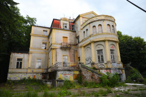 Kutyapárti katasztrófatúra omladozó hegyvidéki műemlékek között