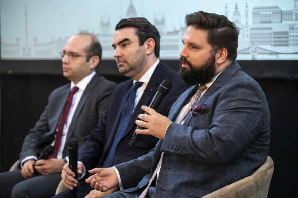 Véleményvezéreket keres a jobboldal