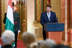 Homoszexuálisok elleni törvény: Áder tudja a dolgát