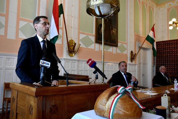 Elmért deficit, súlyos a helyzet - Nemzetközi lapszemle