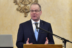 Navracsics kérdőre vonta egy tapolcai mozi igazgatóját, mert nem játsszák az Elk*rtukat