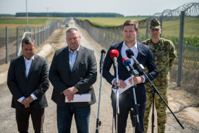 Megdobálták a magyar határőröket a csalódott migránsok