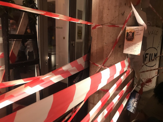 Nem engedték be a hallgatók, fenyegetőzni kezdett az SZFE új kancellárja