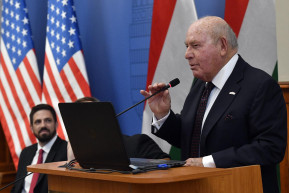 Nagykövet alsónadrágban – Várni kell az utódra