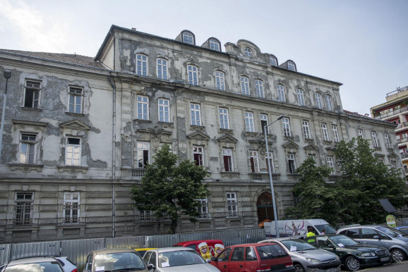 Csak a téglákkal játszanak a Radetzky-laktanyánál?