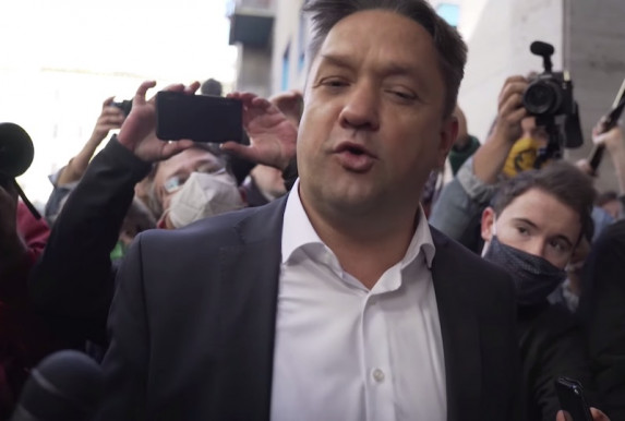 Élőlánccal várták a kancellárt a Vas utcában, nem engedték be