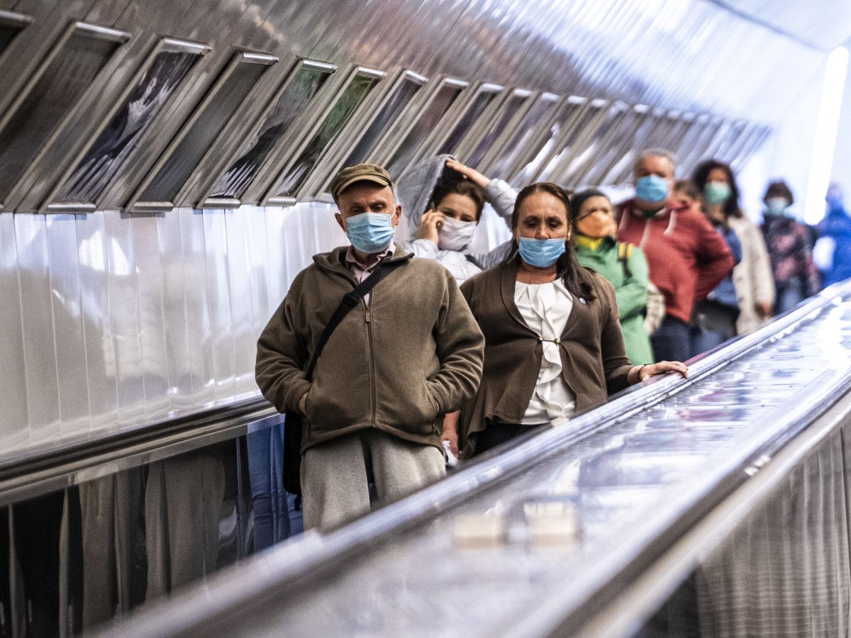 Koronavírus - Kötelező a maszk használata a fővárosi töme