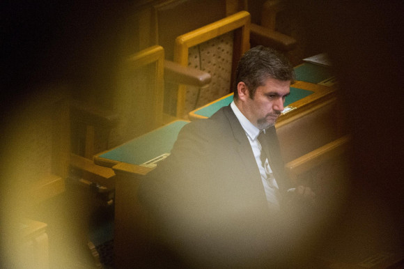 Hadházy a keleti vakcinákról: ez nagyobb botrány, mint a Völner-ügy