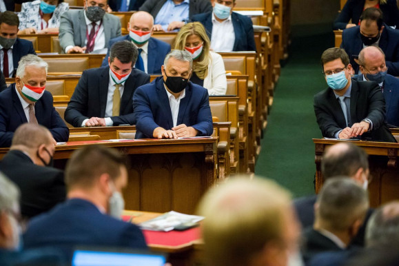 Rendkívüli ülést tart a parlament 