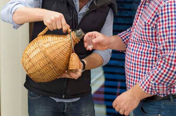 A királynő ginje – Szénási Sándor jegyzete