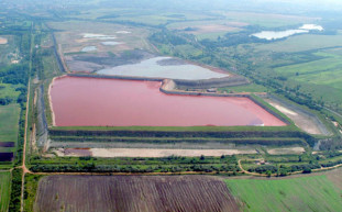 Mérgező vörös por lepi el Neszmély környékét