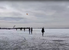 Nem érdekelte a korcsolyázókat a figyelmeztetés, egyikük beszakadt a Velencei-tóba