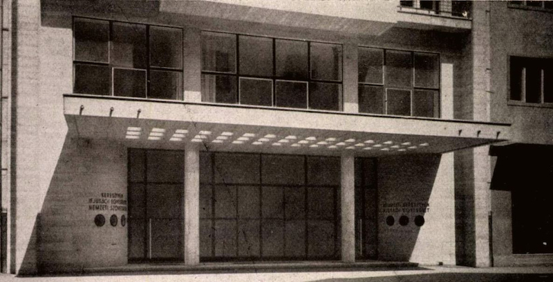 A Színház- és Filmművészeti Egyetem utcai főbejárata 1944-ben