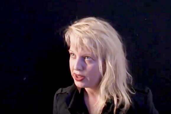 Kell-e félnie a művésznek, és ha igen, kitől?