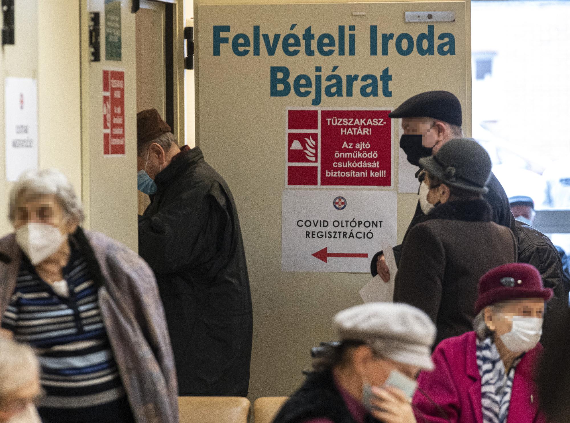 Koronavírus - A regisztrált legidősebbek is megkapják a véd