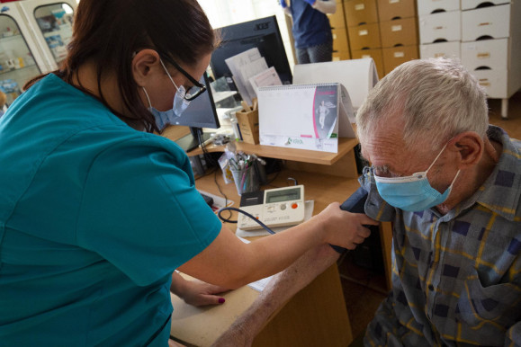 Már az első nap akadozott az idősek oltása