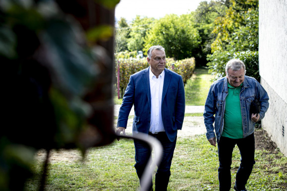 Na, vajon miért költ Orbán a vidékre?