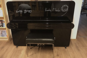 Férfiak és nők a kamera mögött és a mikrofon előtt 