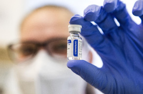 Felgyorsítaná a vakcinák engedélyezését az EU