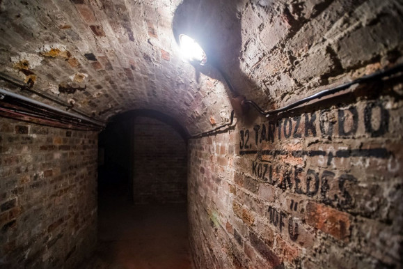 Tele van óvóhellyel Budapest, de menedéknek nem jók