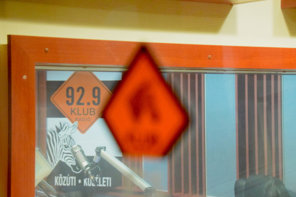 Gazdasági eszközökkel a független sajtó ellen