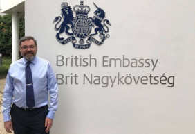 Jóban van a kormánnyal, de meghallgatja az ellenzéket is az új brit nagykövet