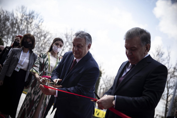 Mit keresnek NER-lovagok Üzbegisztánban?