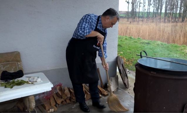 Az iskolák már seprűt is a szülőktől koldulnak