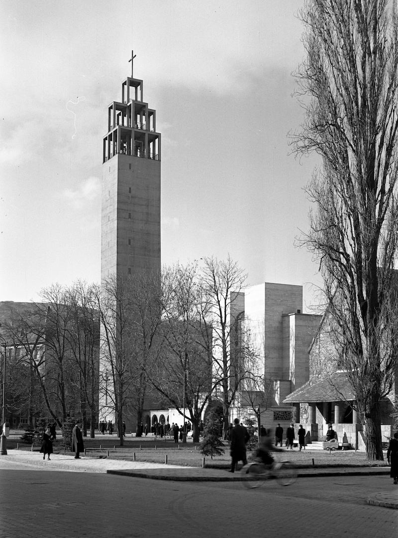 1942 - Csaba utca, szemben a városmajori Jézus Szíve-templom.