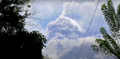 Negyven év után felébredt, és kénfelhőt ont magából a karibi vulkán