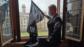 A DK fekete zászlót tűzött ki a Parlament épületére a koronavírus magyar áldozatainak emlékére