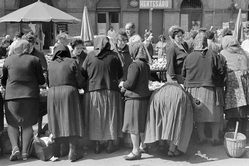 Kereki Sándor: 1972 Budapest -Hunyadi tér, piac a Vásárcsarnok előtt.