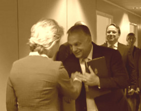 Kézcsók, hamis mosoly, aztán jöhet a propaganda – Hardy Mihály jegyzete