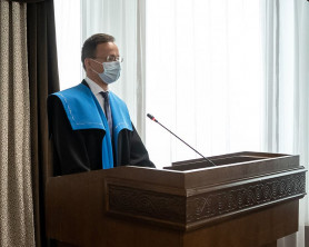 Díszprofesszori címet kapott Szijjártó Péter kedden a legjelentősebb kazahsztáni egyetemen