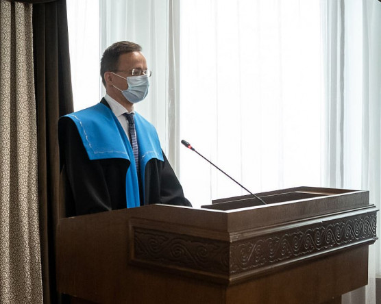 Szijjártó, a nyelv-ész …