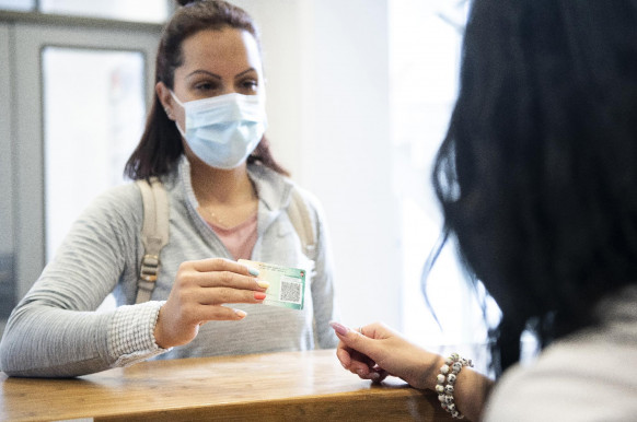 TASZ: Nemcsak elhamarkodott, a védettségi igazolvány kiadása az első oltást követően diszkriminatív is