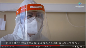Magyarországon egyedülálló videót tett közzé az orosházi kórház a Covid-osztályán folyó munkáról
