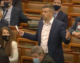 „Jaj de buta vagy!” – Jakab beszólt Tállainak