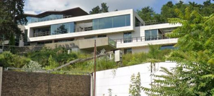 Július 20: közösen megnézik a Csipak-villát