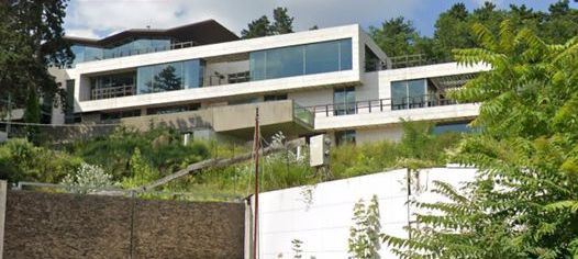 Július 20: közösen megnézik a Csipak-villát