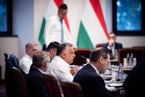 Orbán kikotyogta, hogy kit mivel oltottak