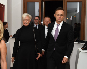 Szijjártó felesége 525 milliós osztalékot vett ki nyilvános elérhetőség nélküli cégéből