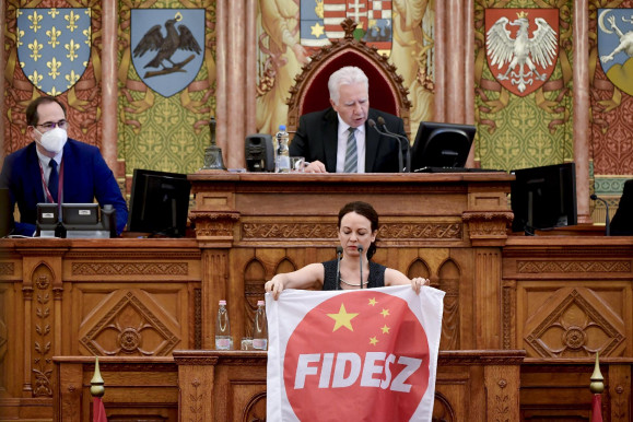 Szabó Tímea: A 10 milliós ajándék a Kínai Kommunista pártnak