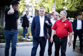 Fekete paraván mögé rejtőzött a Fidesz-frakció