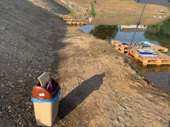 Hadházy: 100 millióért lecsesztek néhány raklapot, konyhai kukát és konténert a nyékládházi strandra