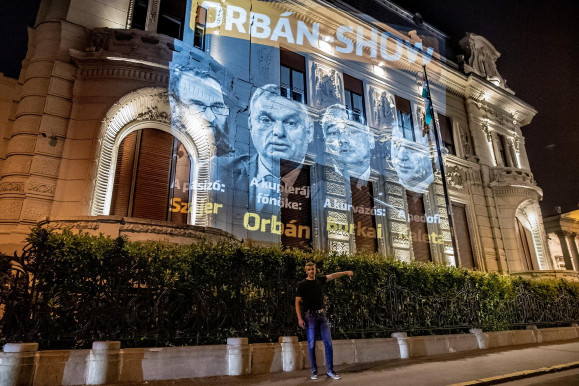 A Jobbik a Fidesz székházra vetítette Orbán, Szájer, Borkai és Kaleta képét ezzel reagálva a Gyurcsány-show-ra