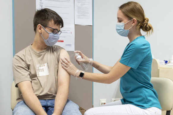 A tiniknek csak a hatoda megy oltani