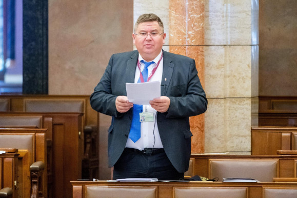 Támogatásokkal segítette az állam Orbán ügyvédjét