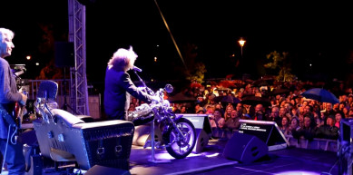 A járványt segíti, a zenei piacot torzítja a kormány ingyenes Hacacáréja